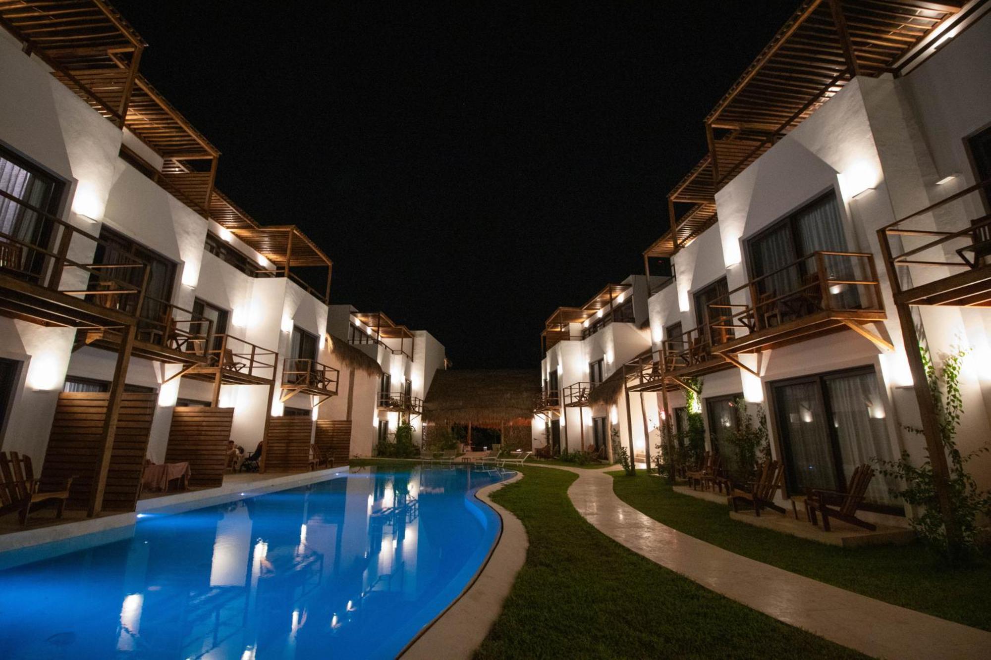 My Blue Hotel Holbox Buitenkant foto The hotel at night